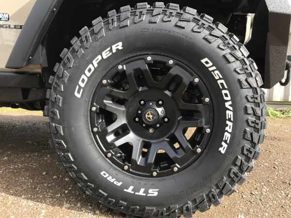 AX 200 9x17 mit Reifen BFG 285/70R17 BFG auf Jeep Wrangler JL JK