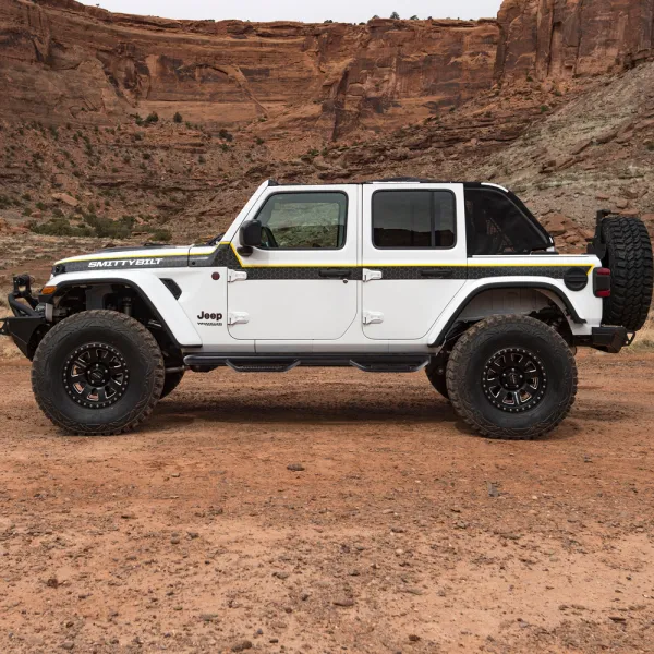 Jeep JL Unlimited mit Flankenschutz von Smittybilt