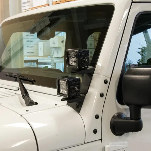 Scheinwerferhalter mit LED für Jeep Wrangler JK am Scheibenrahmen